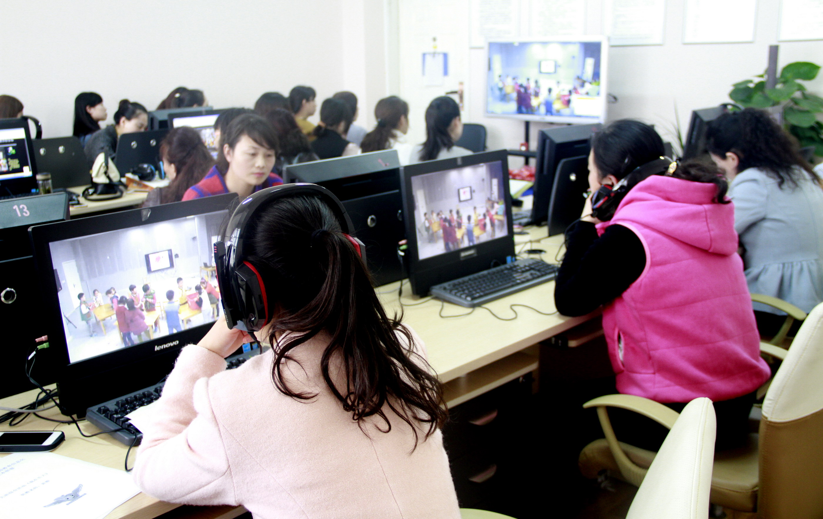 片区园长代表,听课教师在电子备课室进行网上观课